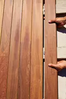 "דק אורן לא נחשב לעץ יקר במיוחד ואפשר למצוא אותו במחיר נוח לכל כיס"